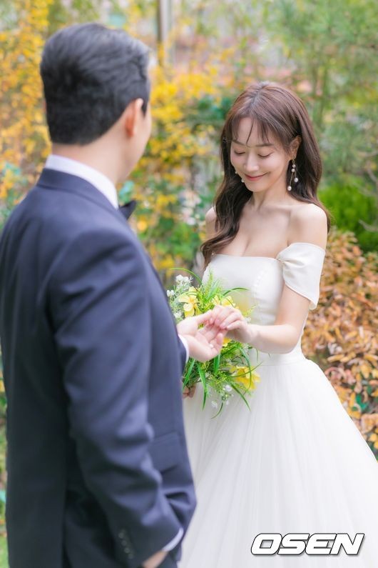 [단독] 배우 연민지, 고등학교 동창 형사와 3월 22일 결혼..웨딩사진 입수