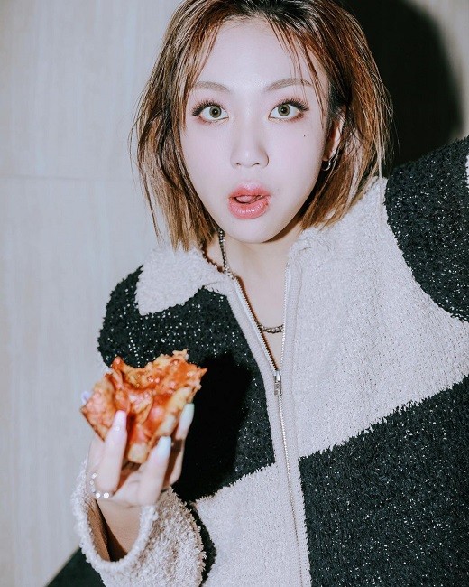 Youngji Lee Instagram post eating pizza