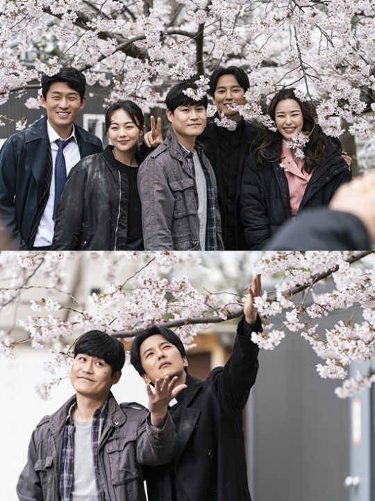 kim-nam-gil-kim-sung-kyun-took-pictures-with-cherry-blossoms