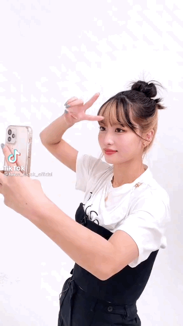 TWICE Momo and Mina