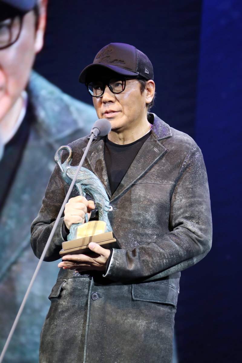 '<b>거미집</b>' 김지운, 춘사영화제 최우수감독상…'올빼미' 4관왕