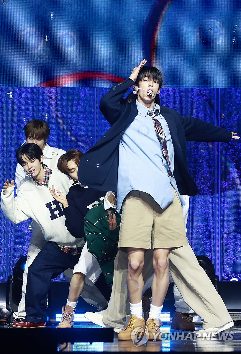 '<b>투어스</b>' 도훈, <b>데뷔 무대</b>