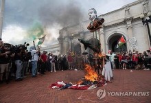 해리스 "모독안돼"…'성조기 소각' 비판하며 친팔 시위 거리두기