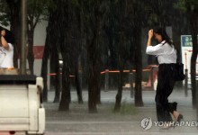 체감온도 35도 안팎 무더위 계속…전국 곳곳 소나기[날씨]