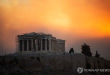 아테네 턱밑까지 번진 산불 비상…그리스, EU 지원 요청