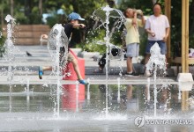 말복에도 낮 최고 35도 무더위…곳곳 소나기