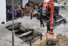 말레이 수도 길거리서 싱크홀 '쑥'…행인 8m 아래로 추락 실종