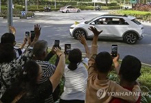 교황이 선택한 '아이오닉5'…싱가포르 이동과정서 포착 '화제'