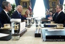 바이든, '러 타격' 미사일 승인 고심…러 "키이우 용광로" 위협