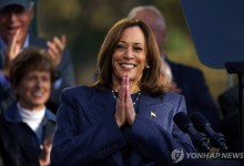 다급한 해리스 중도보수 구애…트럼프, 히스패닉까지 공략