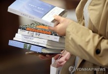 한강 책 줄 세우기…1위는 '소년이 온다'[베스트셀러]