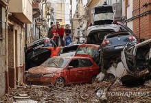 스페인 홍수참사 인재였나…"목까지 물찼는데 대피문자 왔다"