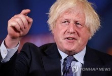 '트럼프 절친' 전 英총리, 美대선 개표방송서 책홍보하다 쫓겨나