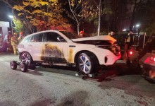 지하주차장서 '충전 중' 벤츠 전기차 화재…주민 수십명 대피(종합)