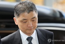 구속 석방 뒤 첫 재판 카카오 김범수…증인 안 나와 헛바퀴