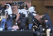 대만서 법 개정 놓고 여야 난투극…반대시위에 'K응원봉'도 등장(종합)