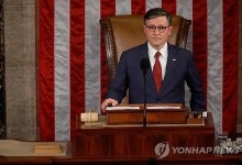 골프치던 트럼프 '전화압박'에 親트럼프 하원의장 기사회생