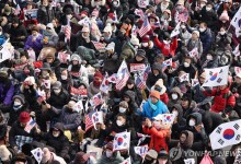 긴장 고조 尹관저 앞 찬반집회…"탄핵무효" vs "즉각체포"(종합)