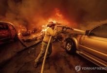 '통제불능' LA 산불 7개로 늘어…최소 5명 사망, 15만명 대피령(종합2보)