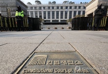 尹, 14일 헌재 첫 변론 불출석하기로…"신변안전·불상사 우려"