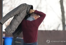 연휴 첫날 대체로 맑고 낮에는 포근…동해안 중심 눈비