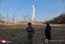 김정은, 트럼프 대화 손짓에 무기 시험으로 답해…기싸움 돌입