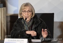 노벨상 경제학자 "男 가사 덜 참여하면 출산율 낮아…韓 대표적"