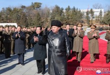 김정은 "군 건설에서 사상무장이 군사기술보다 우선"…충성 강조