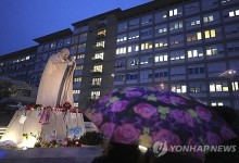 교황, 호흡곤란 또 겪어…인공호흡기 다시 착용