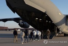美 군용기 활용 불법 이민자 추방 중단…"일등석보다 비싸"