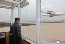 김정은 "무력현대화에서 무인·AI 최우선"…공중통제기도 탑승(종합)