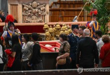 교황 일반인 조문 첫날 수십만명 추모행렬…시간연장 검토(종합)