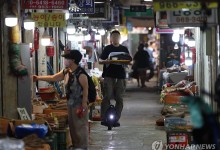 식당도 마트도 안 간다…식품·외식 소비 이례적 동반 감소
