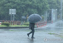 전국 흐리고 비…남부지역 중심 돌풍·번개 주의
