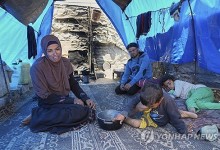 식량 떨어진 가자 주민들…잡초 삶고 거북이 잡아먹어