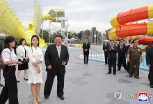 북한 리설주, '구찌백' 매고 1년 반 만에 공개 행보