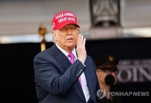 트럼프 지지층 '엡스타인 파일' 반발 확산…MAGA 모자도 불태워
