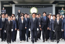 與 정청래 대표 등 새 지도부, 현충원 참배…박찬대도 동행