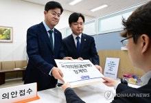 與 "권성동 '정치자금 의혹', 민주주의 파괴하는 반헌법적 범죄"