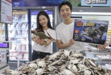 대형마트 3사, 꽃게 '최저가 경쟁'…100g당 760원까지 내려(종합)