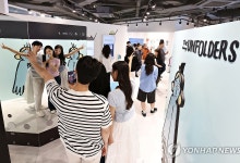 강남에 뜬 갤럭시 Z7 체험존, 장 줄리앙 작품과 만난다[테크스냅]