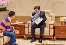 李대통령, 손 편지 쓴 어린이들 집무실로 초청…"꿈 꼭 이루라"