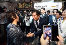 與, 용산역서 귀성 인사…정청래 "내란 먹구름 걷히고 국정안정"