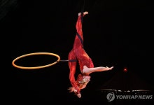 위태롭고 아름다운 후프 곡예…태양의서커스 '쿠자' 서울 상륙