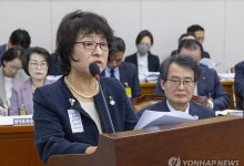 동북아역사재단 이사장 해임 공방, 청와대 개입설 논란
