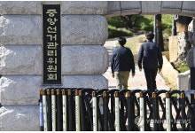 특검, 선관위 직원 사망 관련 '강압·심야 조사 없다'며 선관위 발표 반박