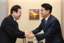'비명횡사' 박용진 손 잡은 이재명 "미안하고 안타깝게 생각"
