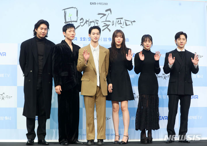 포즈 취하는 '<b>모래에도 꽃이 핀다</b>' 주역들