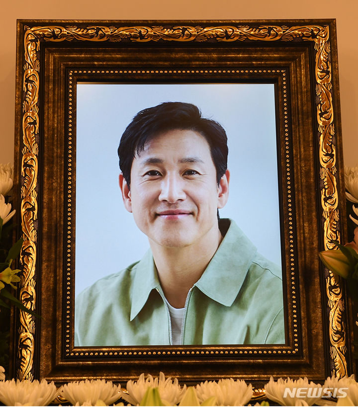 "허망하고 화도 나고"…<b>이선균</b>, 발인 이후에도 <b>추모</b> 계속