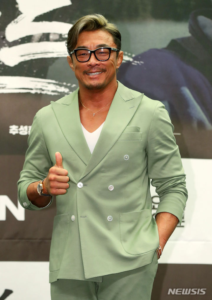 '더<b>와일드</b>' <b>추성훈</b> "<b>아저씨</b>끼리 여행은 처음"